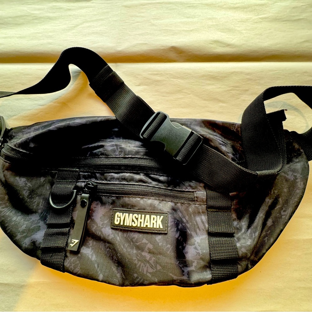 🔥NWOT GYMSHARK BLACK CAMO BELT BAG🔥